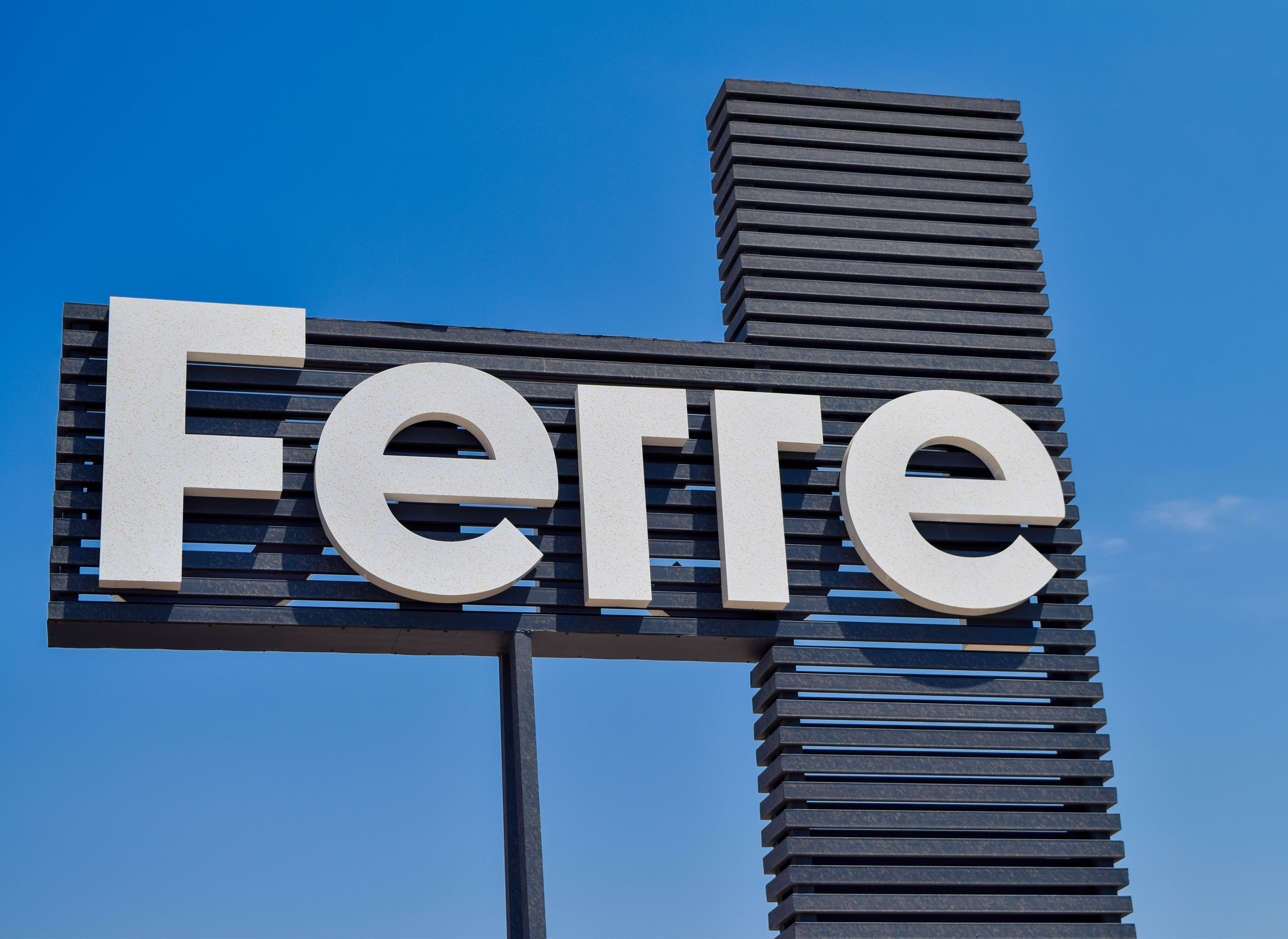 لافتة علامة Ferre خارج المعمل